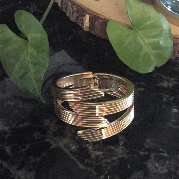 Jewelry - 🌿NWOT🌿Gold Hinged Bracelet🌿